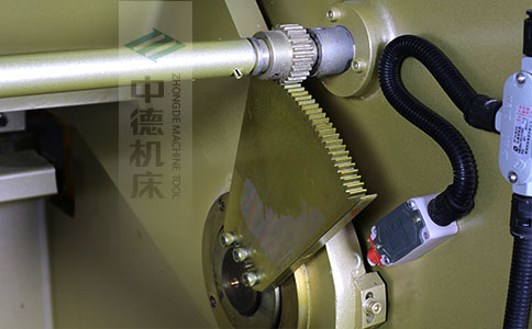 ZDS-450接纳高精度刀片空隙调理齿轮，颠末淬火高硬度又耐磨，外表镀锌不生锈，终年累月利用仍然有很高的调理精度.jpg